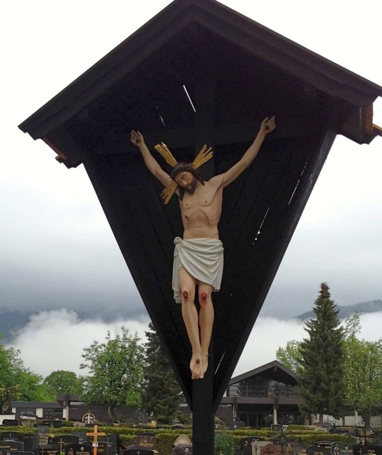 Detailreiche Jesusfigur in der Saalfeldner Friedhofsszene, restauriert und historisch.